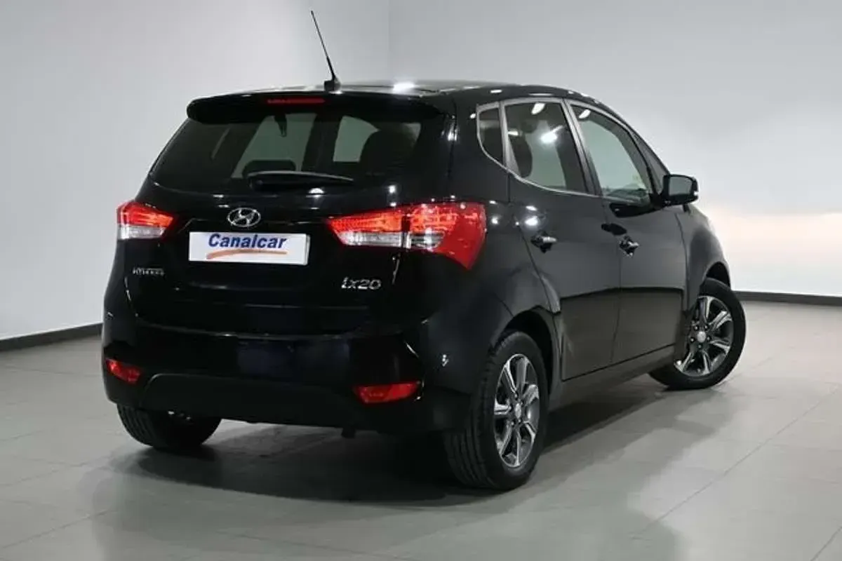 Usado Hyundai ix20 90 CV (66 kW) 2016 Negro Utilitario