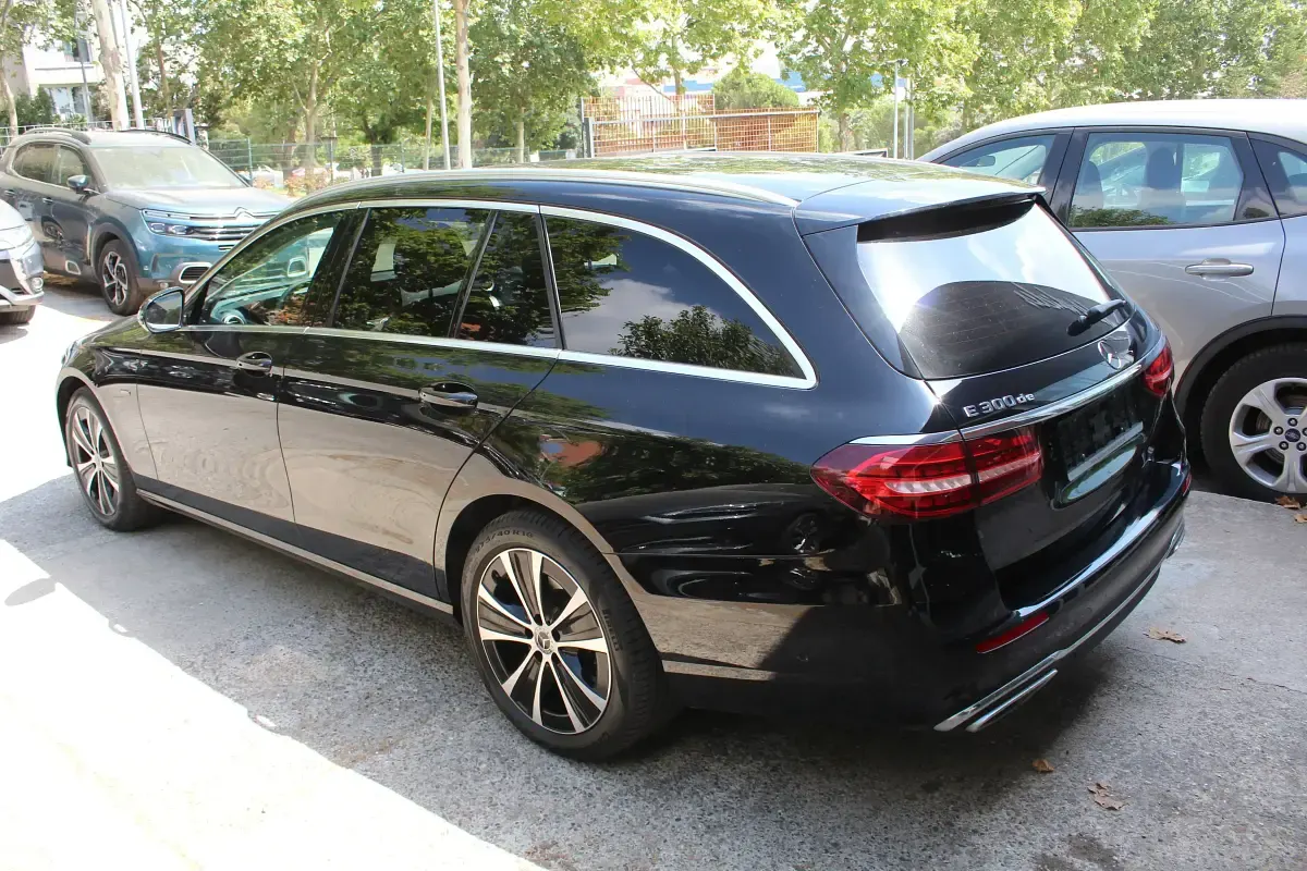 Usado Mercedes E300 Avantgarde 320 CV (235 kW) 2021 Negro Familiar