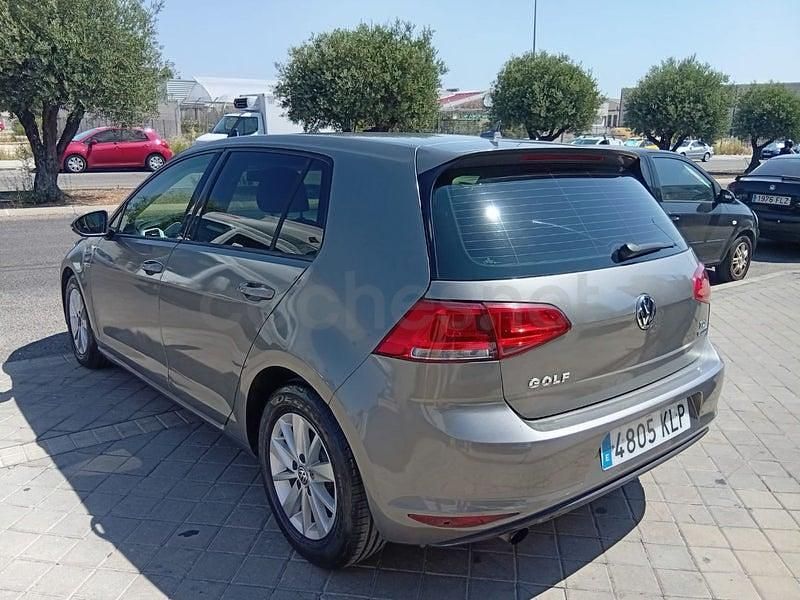 Usado VW Golf VII Advance 105 CV (77 kW) 2014 Gris / plata Berlina