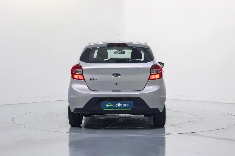 Usado Ford Ka Plus Ultimate 85 CV (62 kW) 2018 Gris / plata Utilitario