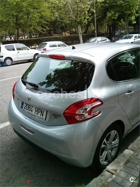 Usado Peugeot 208 Allure 92 CV (67 kW) 2013 Gris / plata Utilitario