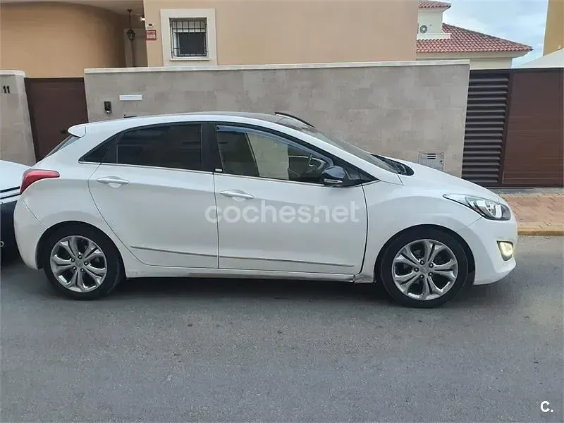 Usado Hyundai i30 Style 128 CV (94 kW) 2014 Blanco Berlina