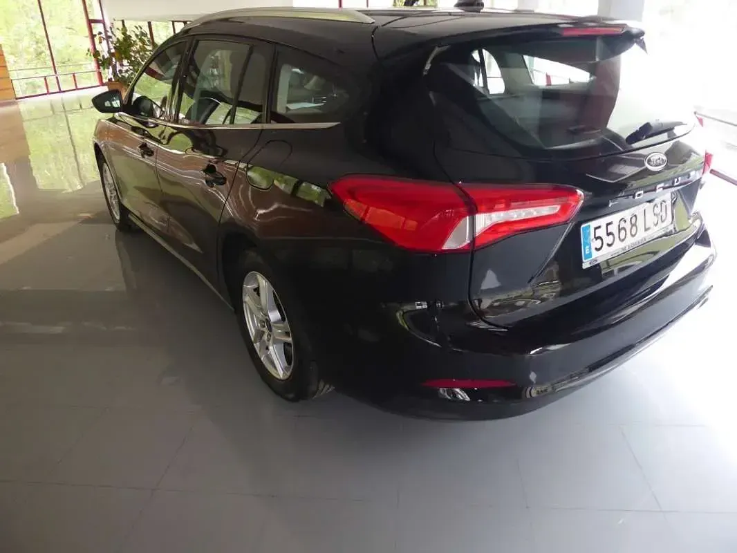 Usado Ford Focus Trend+ 120 CV (88 kW) 2021 Negro Familiar