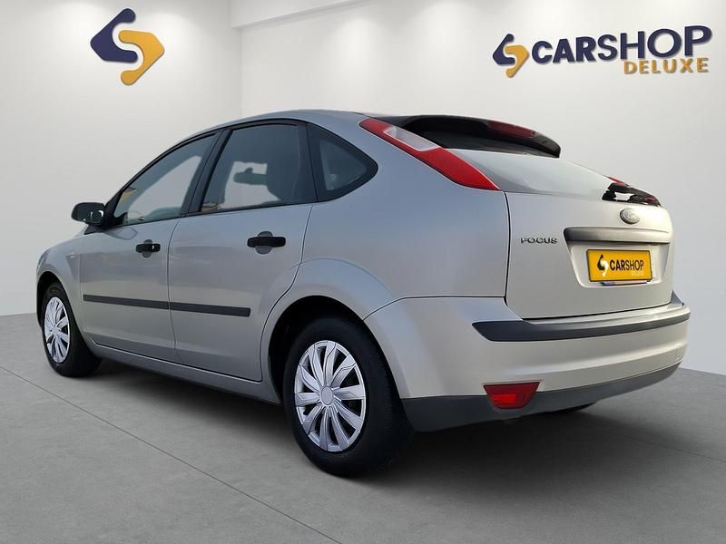 Begagnad Ford Focus Trend 101 HK (74 kW) 2006 Grå Sedan