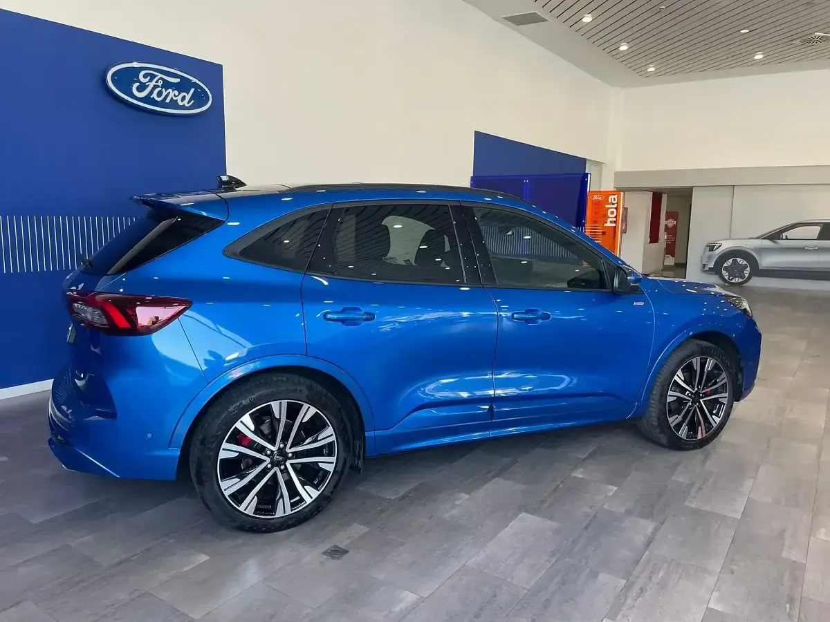 Usado Ford Kuga ST-Line X 243 HP (178 kW) 2024 Azul SUV