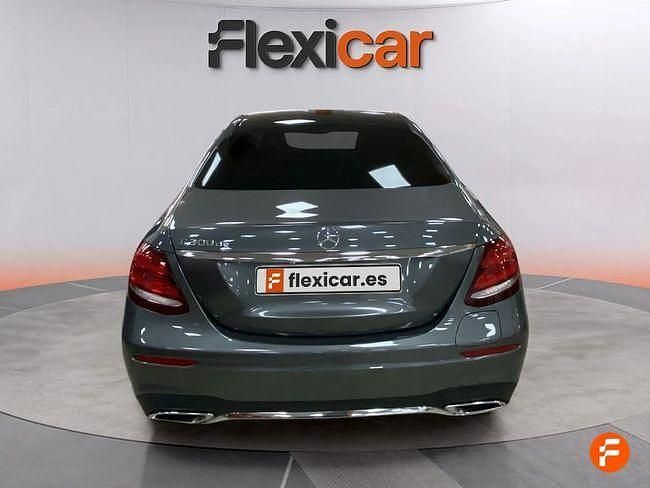 Usado Mercedes E300 306 CV (225 kW) 2019 Gris / plata Berlina