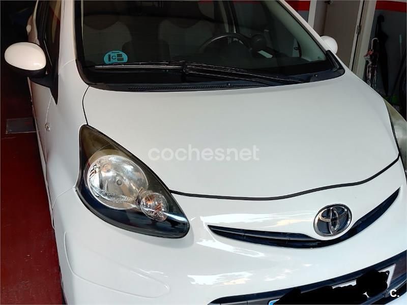 Usado Toyota Aygo City 68 CV (50 kW) 2013 Blanco Utilitario