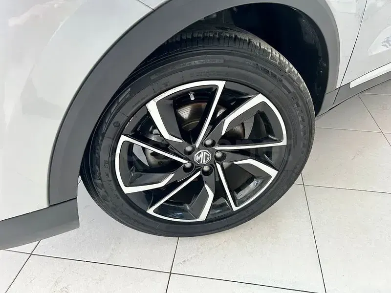 Usado MG ZS Comfort 106 CV (77 kW) 2023 Gris / plata SUV
