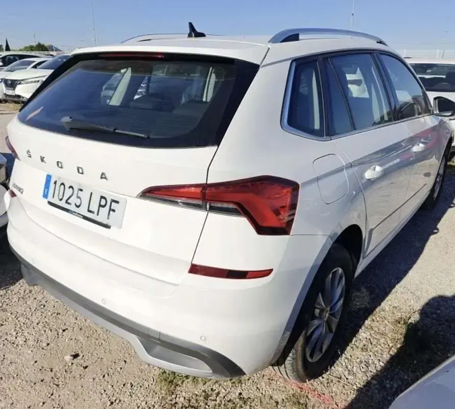 Usado Skoda Kamiq Ambition 110 CV (80 kW) 2021 Blanco SUV