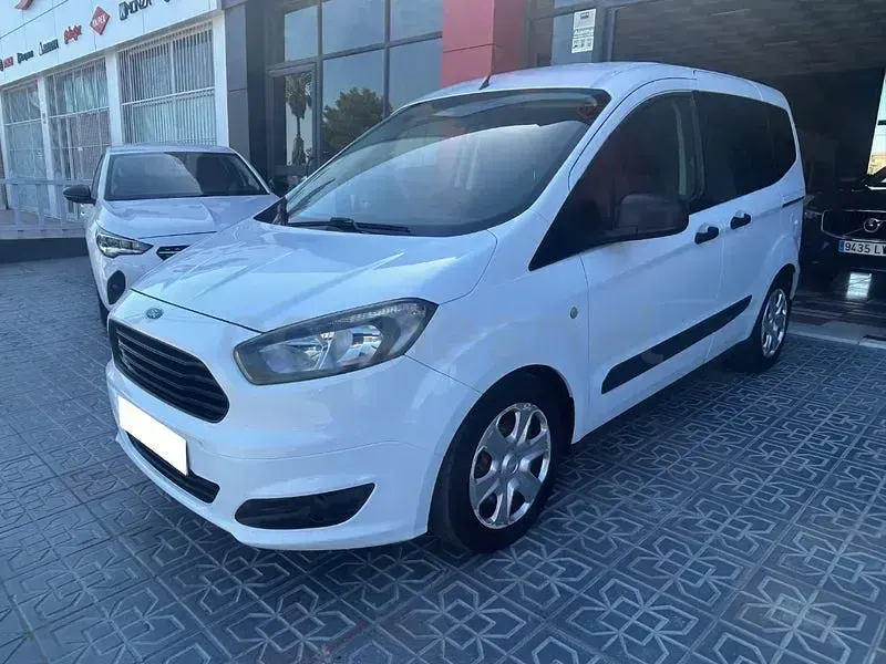 Usado Ford Tourneo Courier Trend 75 CV (55 kW) 2015 Blanco Monovolumen