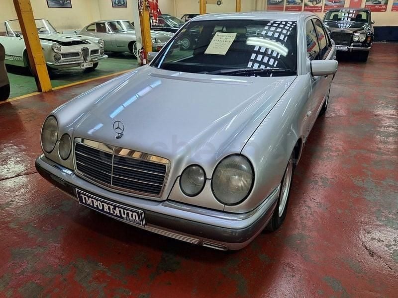 Usado Mercedes E230 Elegance 150 CV (110 kW) 1995 Gris / plata Berlina