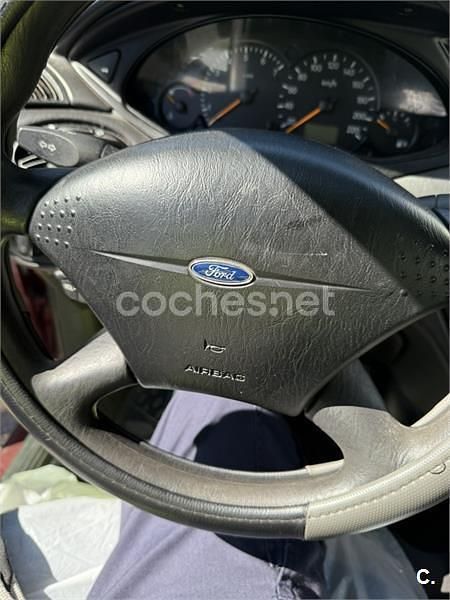 Usado Ford Focus Ambiente 100 CV (73 kW) 2002 Rojo Familiar