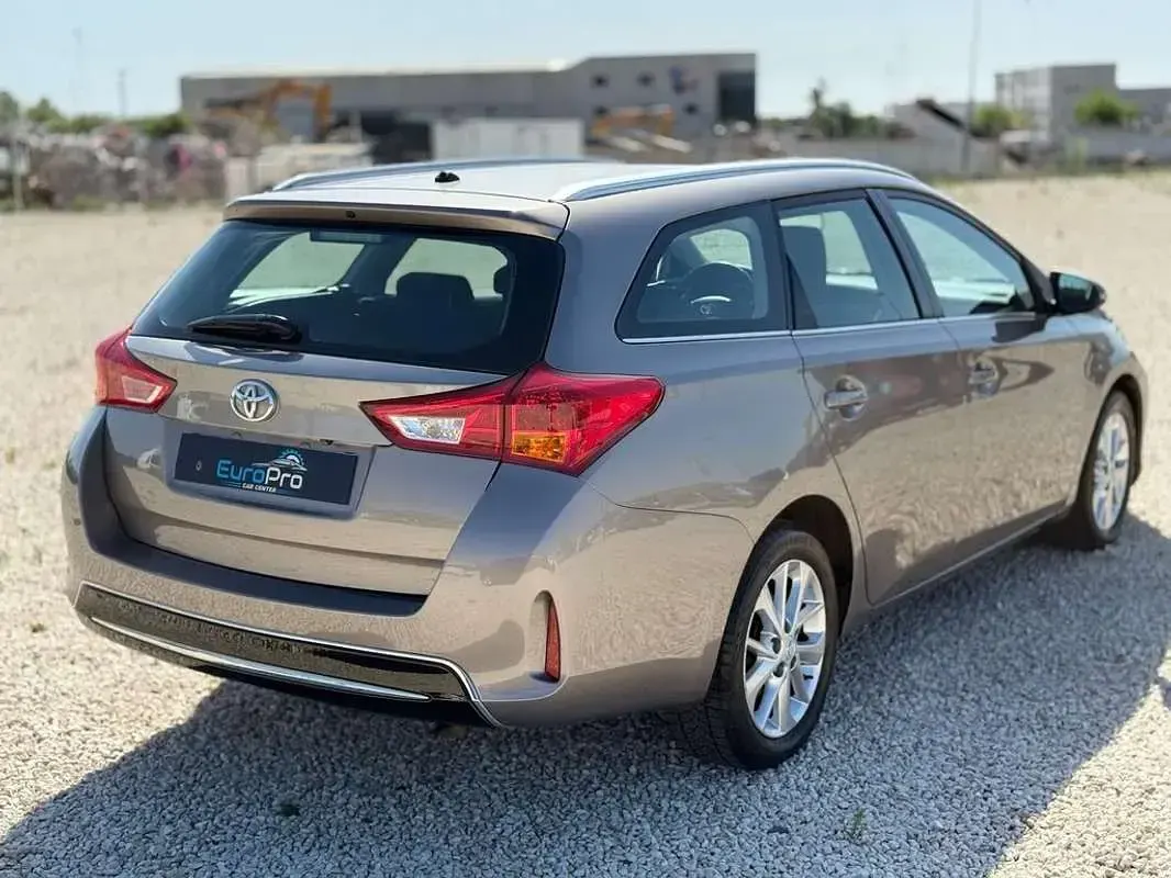 Usado Toyota Auris Touring Sports Active 90 CV (66 kW) 2013 Gris Familiar