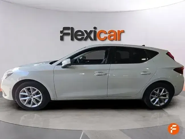 Usado Seat Leon Style 130 CV (95 kW) 2023 Blanco