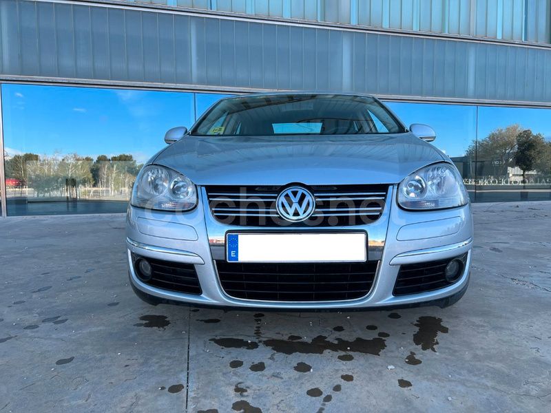 Usado VW Jetta Advance 140 CV (102 kW) 2008 Gris / plata Berlina