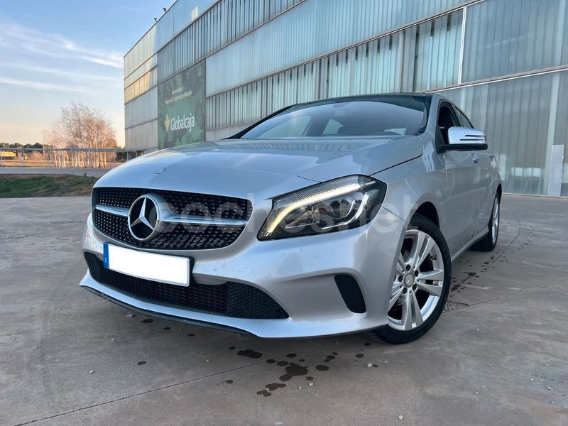 Gris / plata Usado 2017 Mercedes A180 Berlina | 17.800 € (Precio justo) - Imagen 1/4