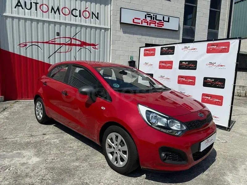 Usado Kia Rio 85 CV (62 kW) 2013 Rojo Berlina