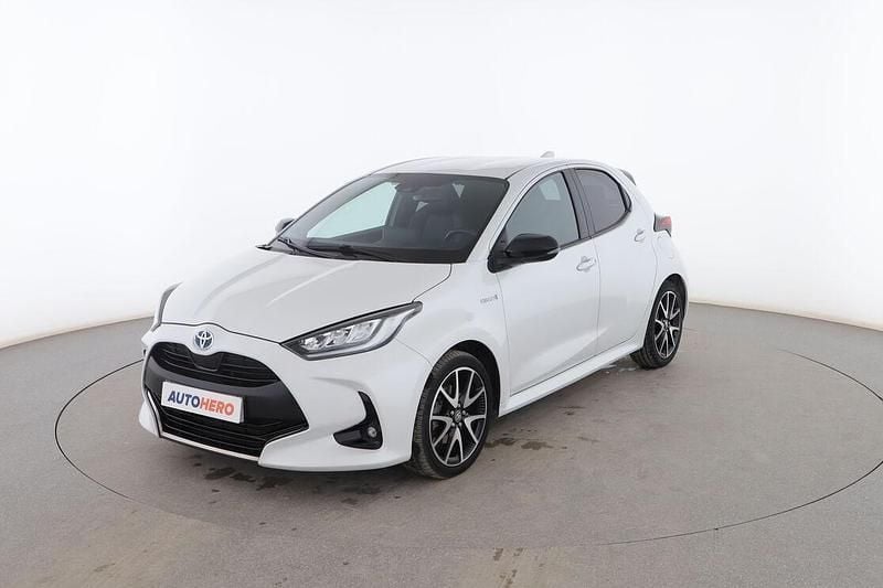 Blanco Usado 2021 Toyota Yaris Hybrid Style Berlina | 19.699 € (Precio justo) - Imagen 1/3