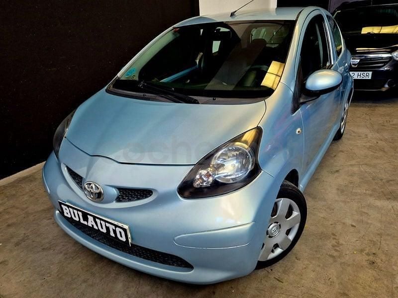 Usado Toyota Aygo 68 CV (50 kW) 2007 Gris / plata Utilitario