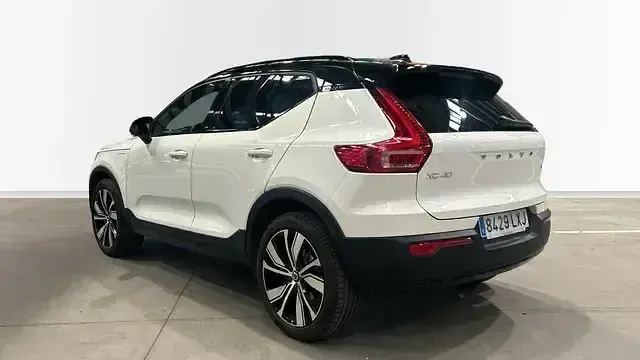 Begagnad Volvo XC40 Plus 211 HK (155 kW) 2022 Vit SUV