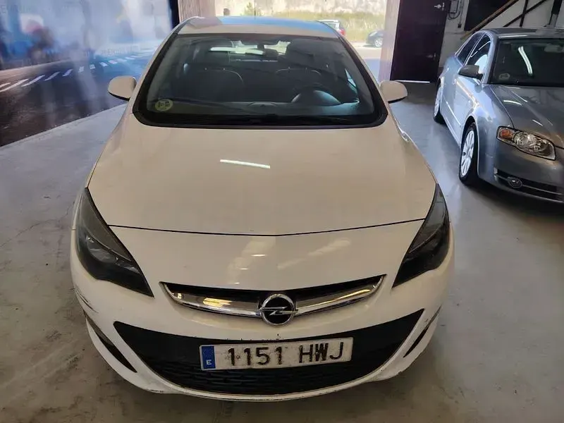 Usado Opel Astra Selective 110 CV (80 kW) 2014 Blanco Berlina