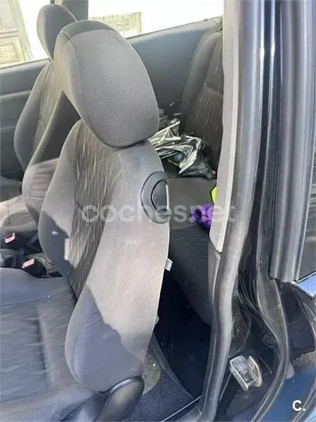 Usado Ford Focus Trend 100 CV (73 kW) 2004 Negro Berlina