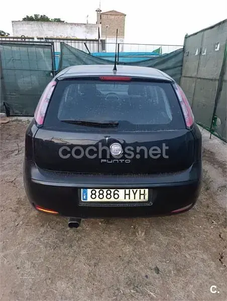 Usado Fiat Punto Young 75 CV (55 kW) 2014 Negro Utilitario