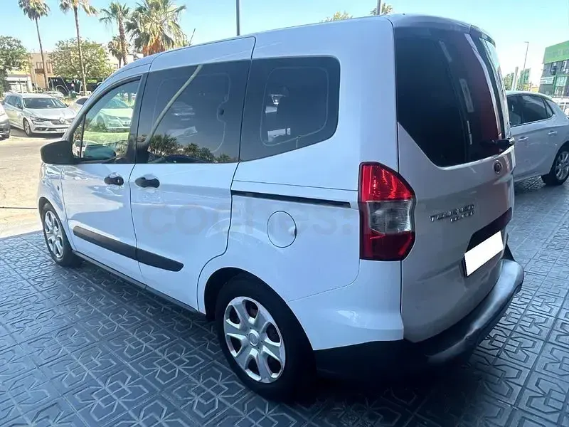 Usado Ford Tourneo Courier Trend 75 CV (55 kW) 2015 Blanco Monovolumen