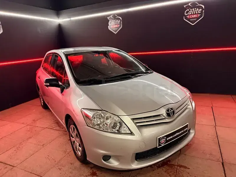 Usado Toyota Auris Eco 90 CV (66 kW) 2012 Gris / plata Berlina