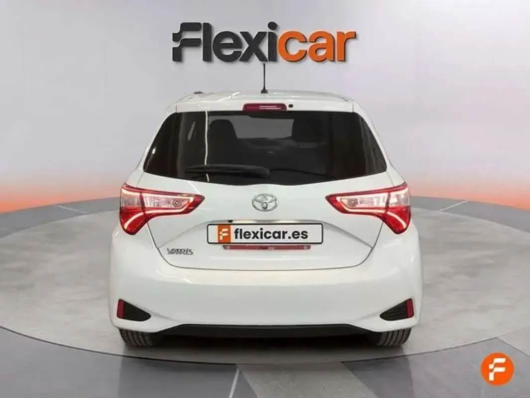 Usado Toyota Yaris Active 111 CV (81 kW) 2020 Blanco Utilitario