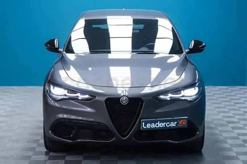 Usado Alfa Romeo Stelvio Sprint 160 CV (117 kW) 2024 Gris / plata SUV