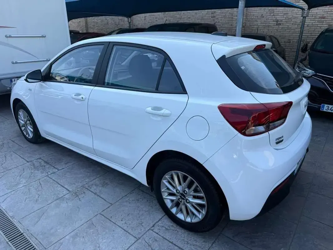 Usado Kia Rio 101 CV (74 kW) 2022 Blanco Utilitario