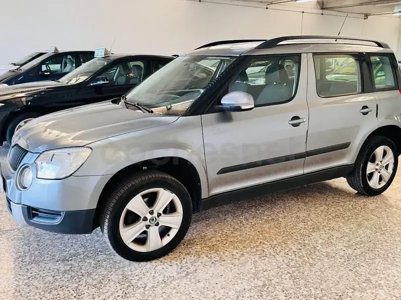 Usado Skoda Yeti Ambition 110 CV (80 kW) 2011 Gris / plata SUV