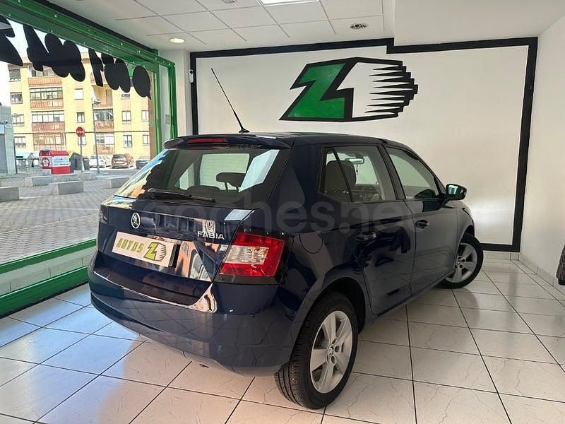 Usado Skoda Fabia Ambition 75 CV (55 kW) 2018 Azul Berlina