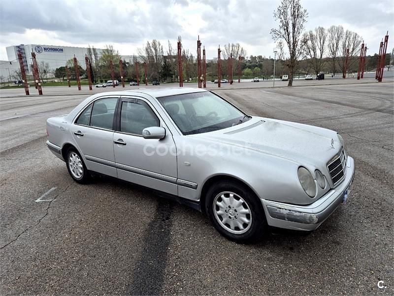 Usado Mercedes E230 Elegance 150 CV (110 kW) 1995 Gris / plata Berlina