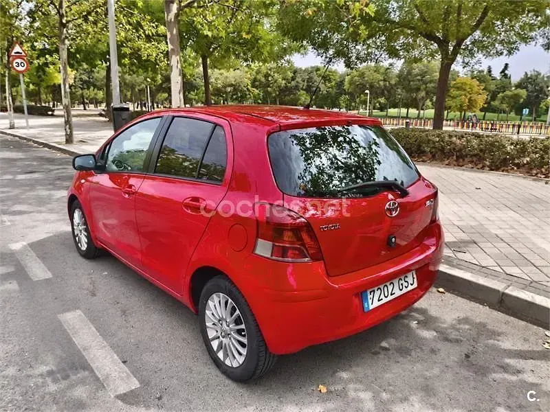 Usado Toyota Yaris 101 CV (74 kW) 2009 Rojo Utilitario