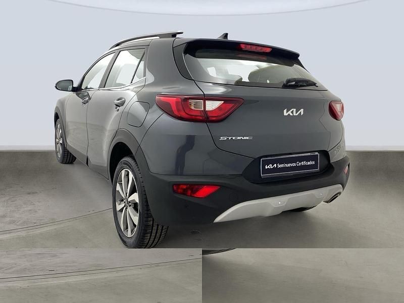 Usado Kia Stonic 84 CV (61 kW) 2022 Gris SUV