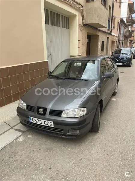 Usado Seat Cordoba 60 CV (44 kW) 2002 Gris / plata Berlina