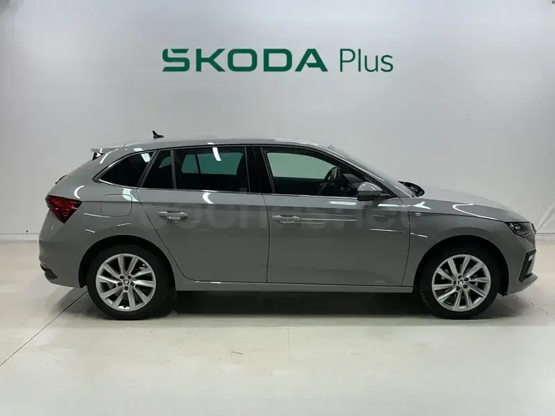 Usado Skoda Scala Selection 115 CV (84 kW) 2025 Gris / plata Utilitario
