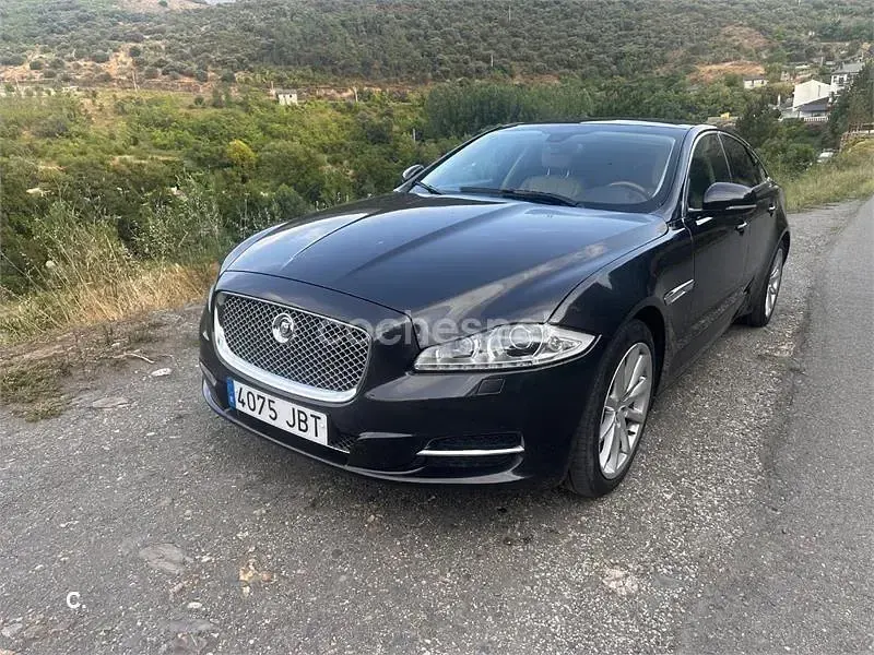 Usado Jaguar XJ Premium Luxury 275 CV (202 kW) 2016 Gris / plata Berlina