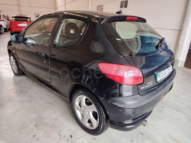 Usado Peugeot 206 110 CV (80 kW) 2002 Negro Berlina