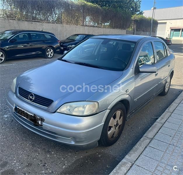 Usado Opel Astra Club 80 CV (58 kW) 2004 Gris / plata Berlina