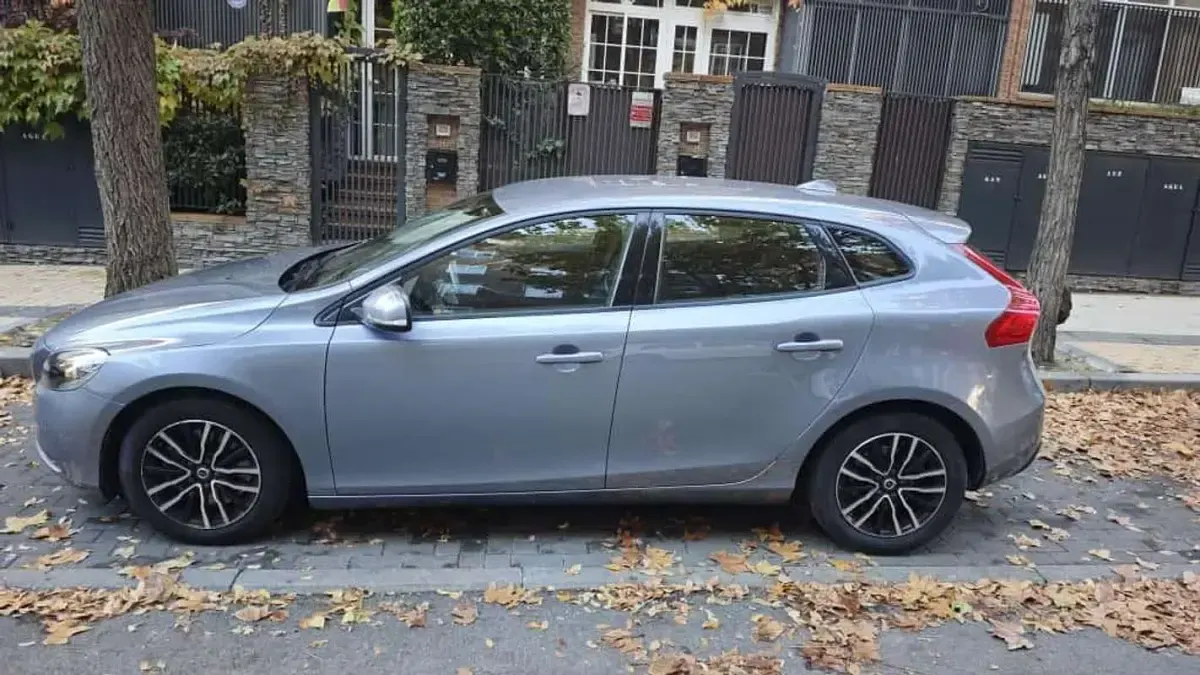 Usado Volvo V40 Inscription 122 CV (89 kW) 2017 Azul Utilitario