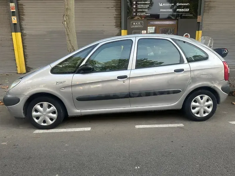 Usado Citroën Xsara Picasso Exclusive 95 CV (69 kW) 2002 Gris / plata Monovolumen