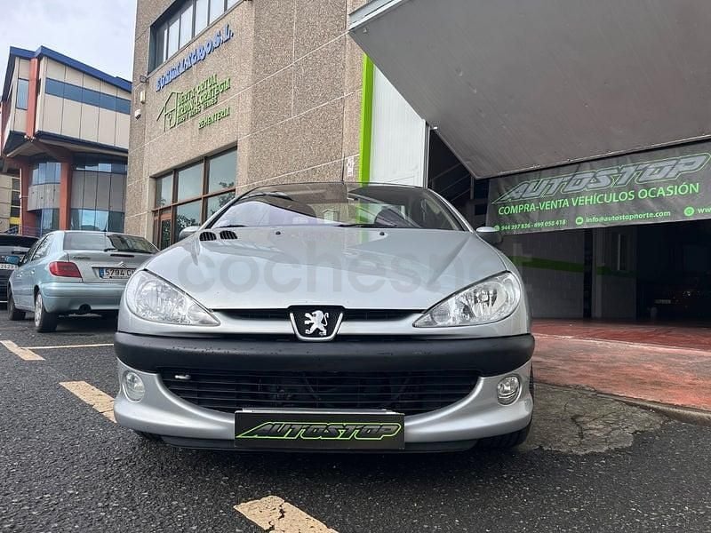 Usado Peugeot 206 138 CV (101 kW) 2003 Gris / plata Descapotable