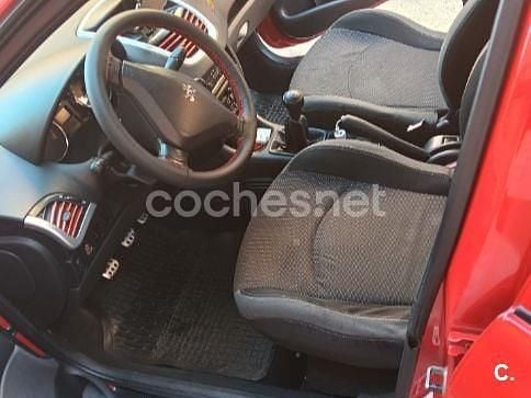 Usado Peugeot 206+ 75 CV (55 kW) 2011 Rojo Utilitario