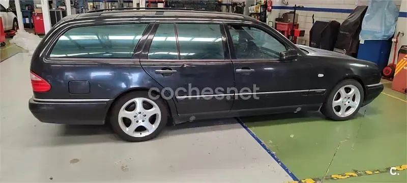 Usado Mercedes E320 Avantgarde 224 CV (164 kW) 1998 Negro Familiar