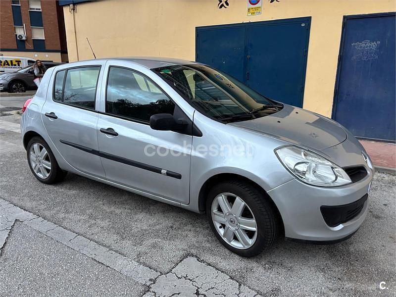 Gris / plata Usado 2009 Renault Clio GrandTour Familiar | 5000 € (Precio justo) - Imagen 1/2