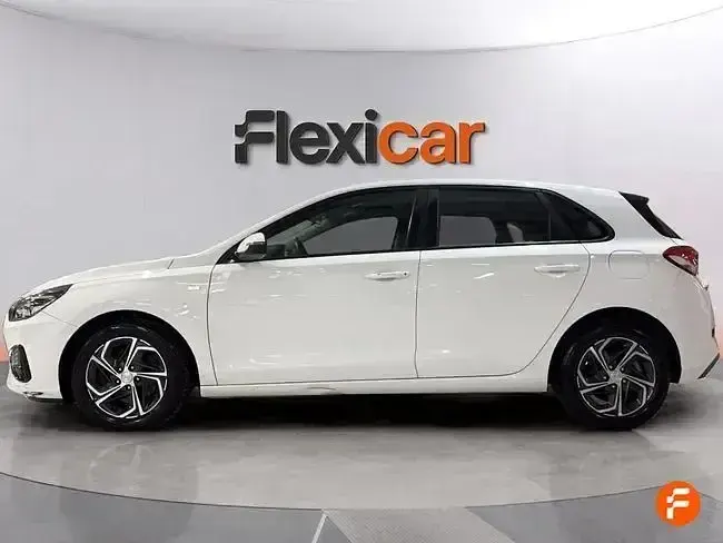Usado Hyundai i30 120 CV (88 kW) 2021 Blanco Berlina