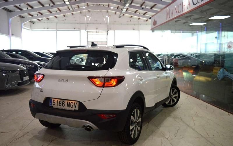 Usado Kia Stonic 120 CV (88 kW) 2023 Blanco SUV